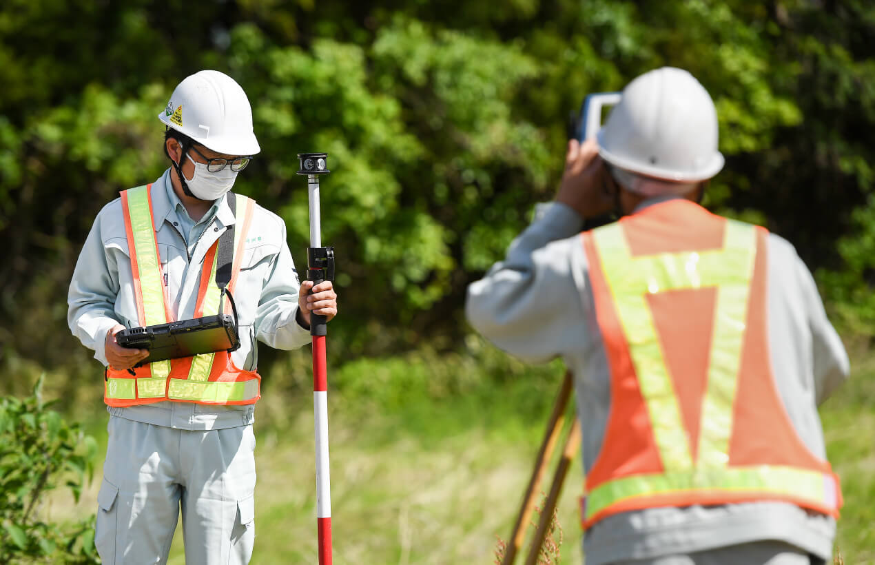 写真：株式会社川崎測量の社員が働く姿