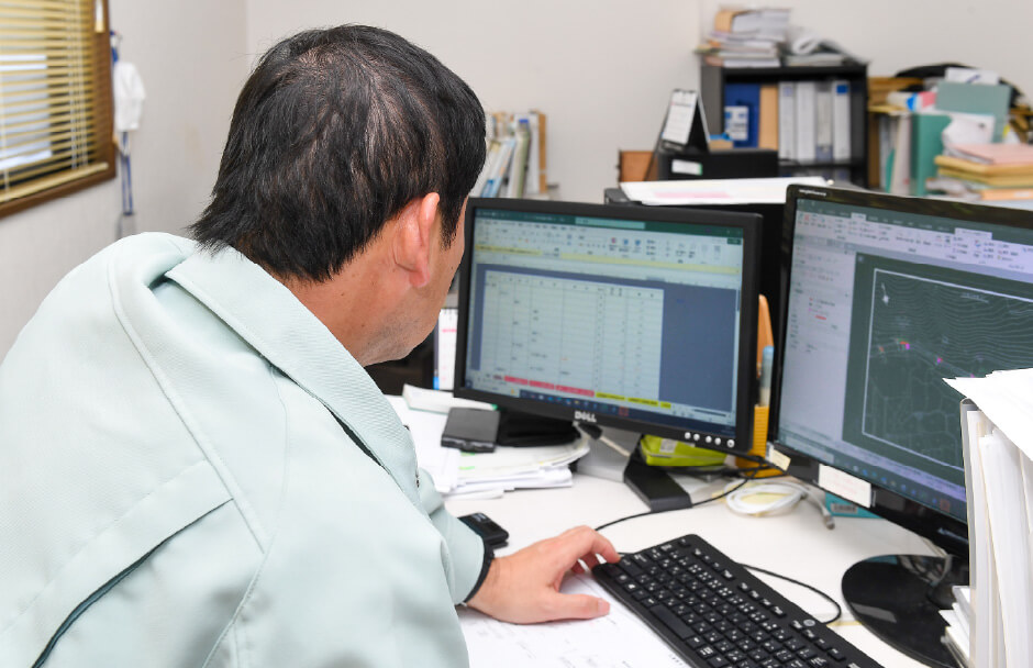 写真：株式会社川崎測量の社員が働く姿